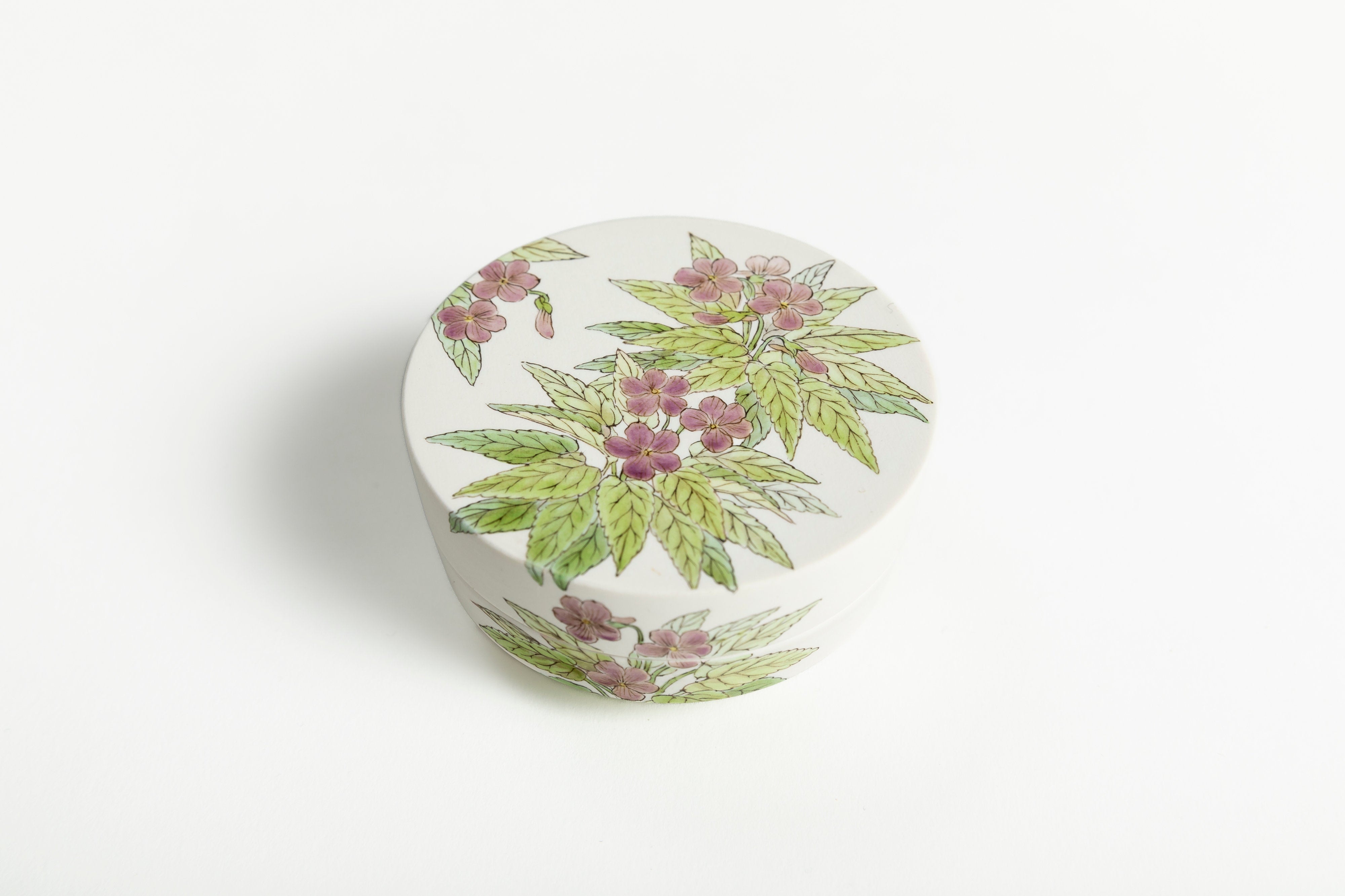 竹内 瑠璃|色絵香合「春の野にすみれ摘みにと」