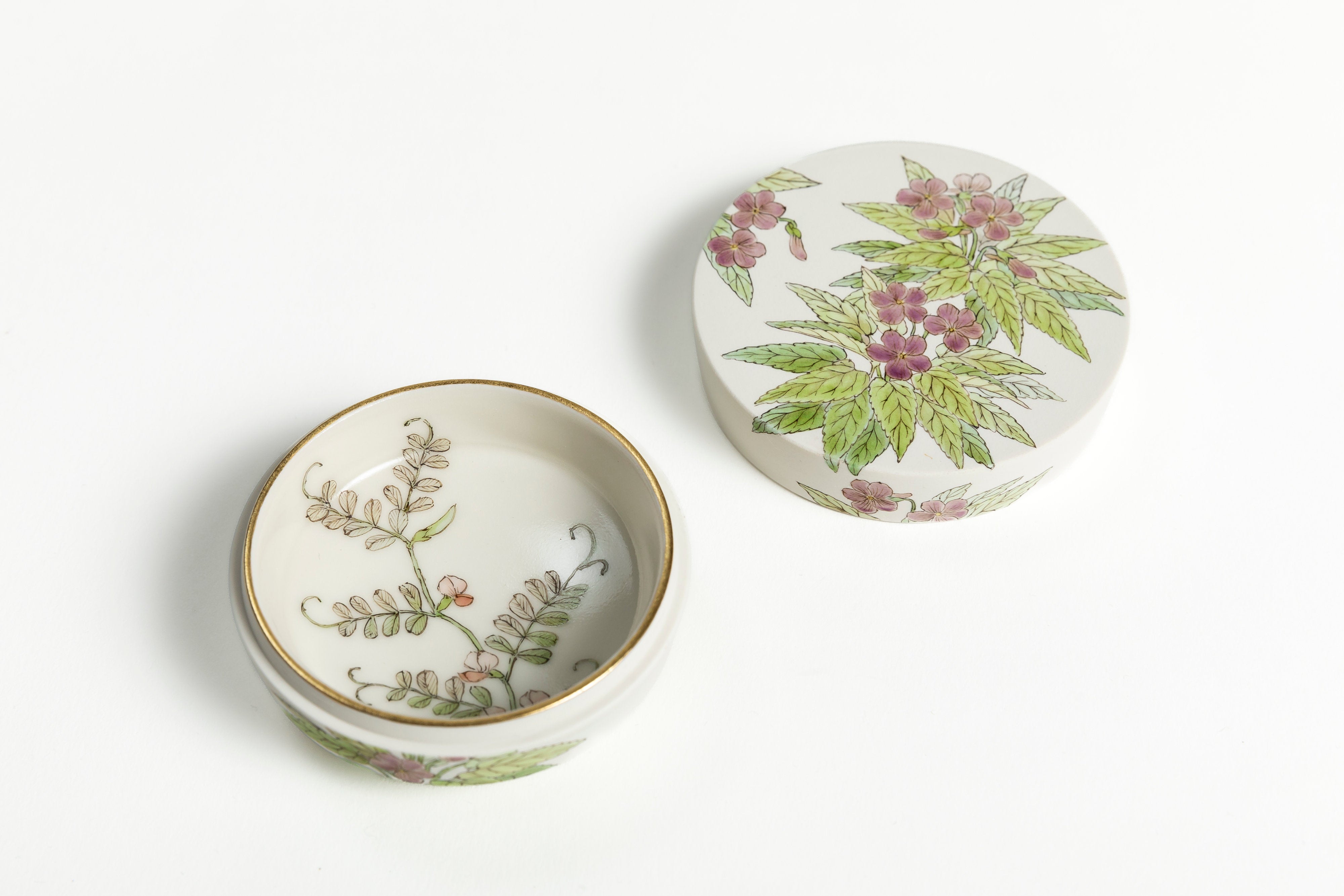 竹内 瑠璃|色絵香合「春の野にすみれ摘みにと」