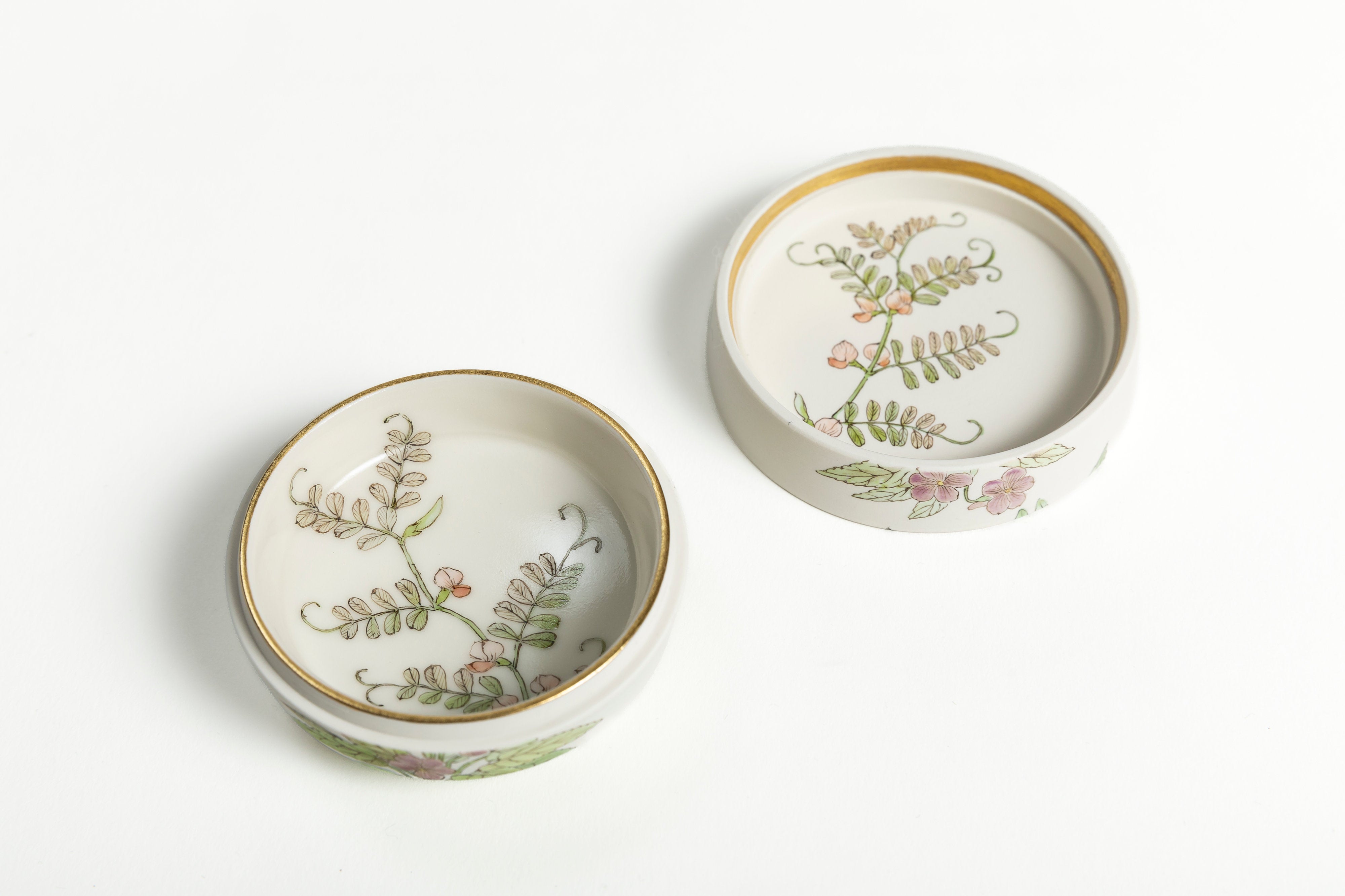 竹内 瑠璃|色絵香合「春の野にすみれ摘みにと」