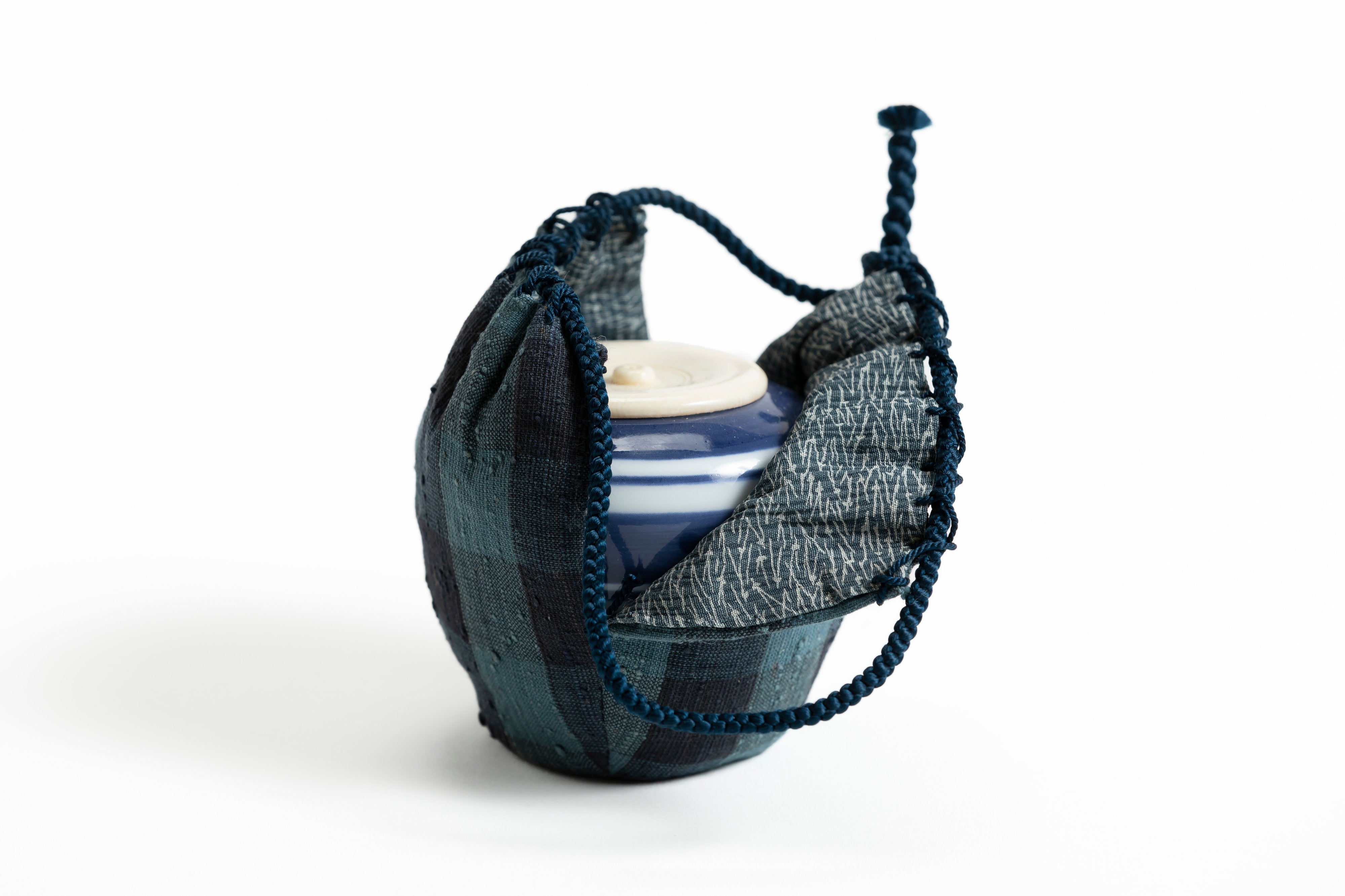 「小磯」(こいそ) 染付輪線茶入 浦野理一弁慶格子仕覆／裏:松葉文江戸小紋 | 山田 英幸