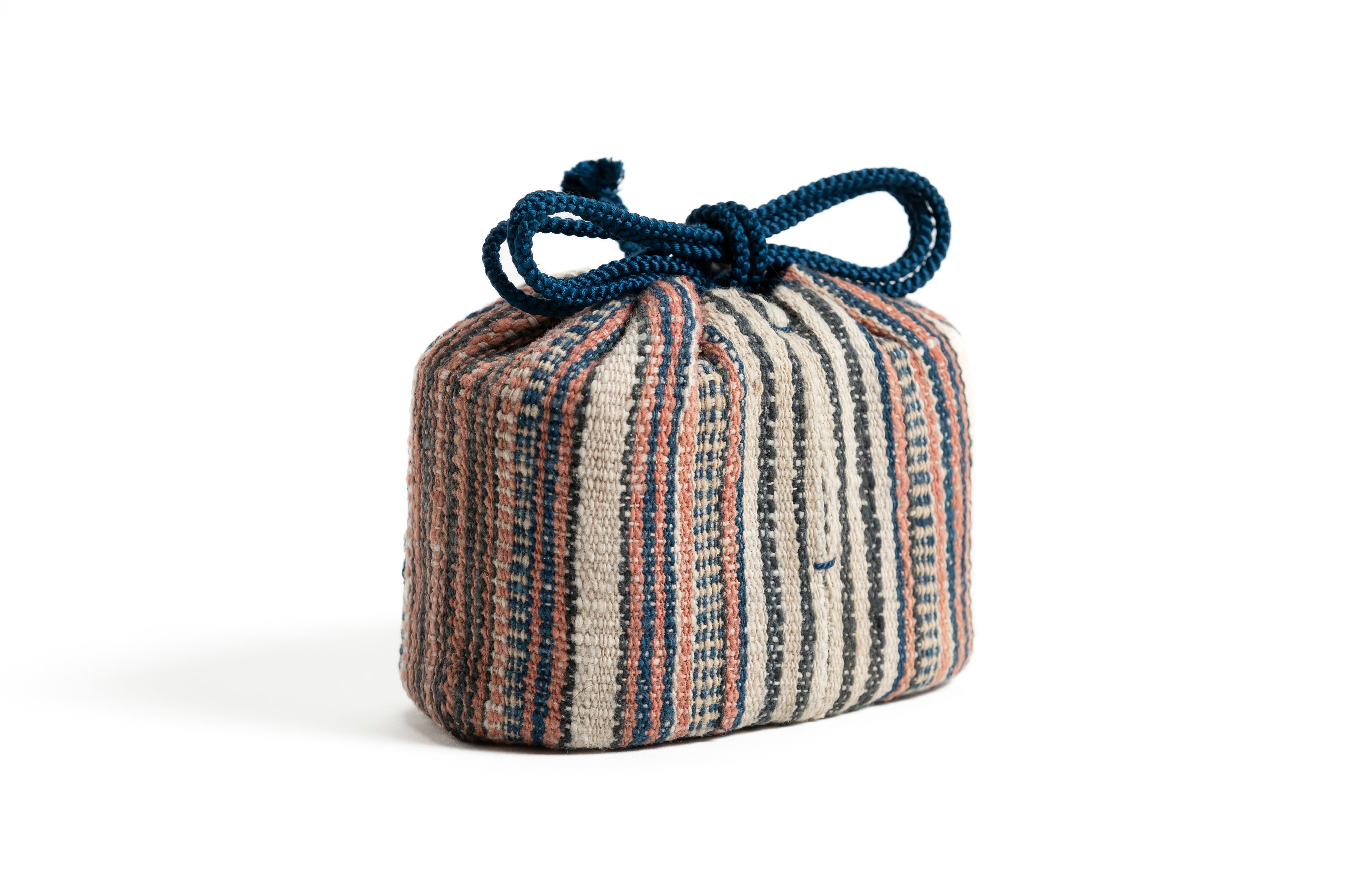 「心ばかり」曲げわっぱ小箱　ロンボク島縞織木綿仕覆／裏:藍型染木綿 | 山田 英幸