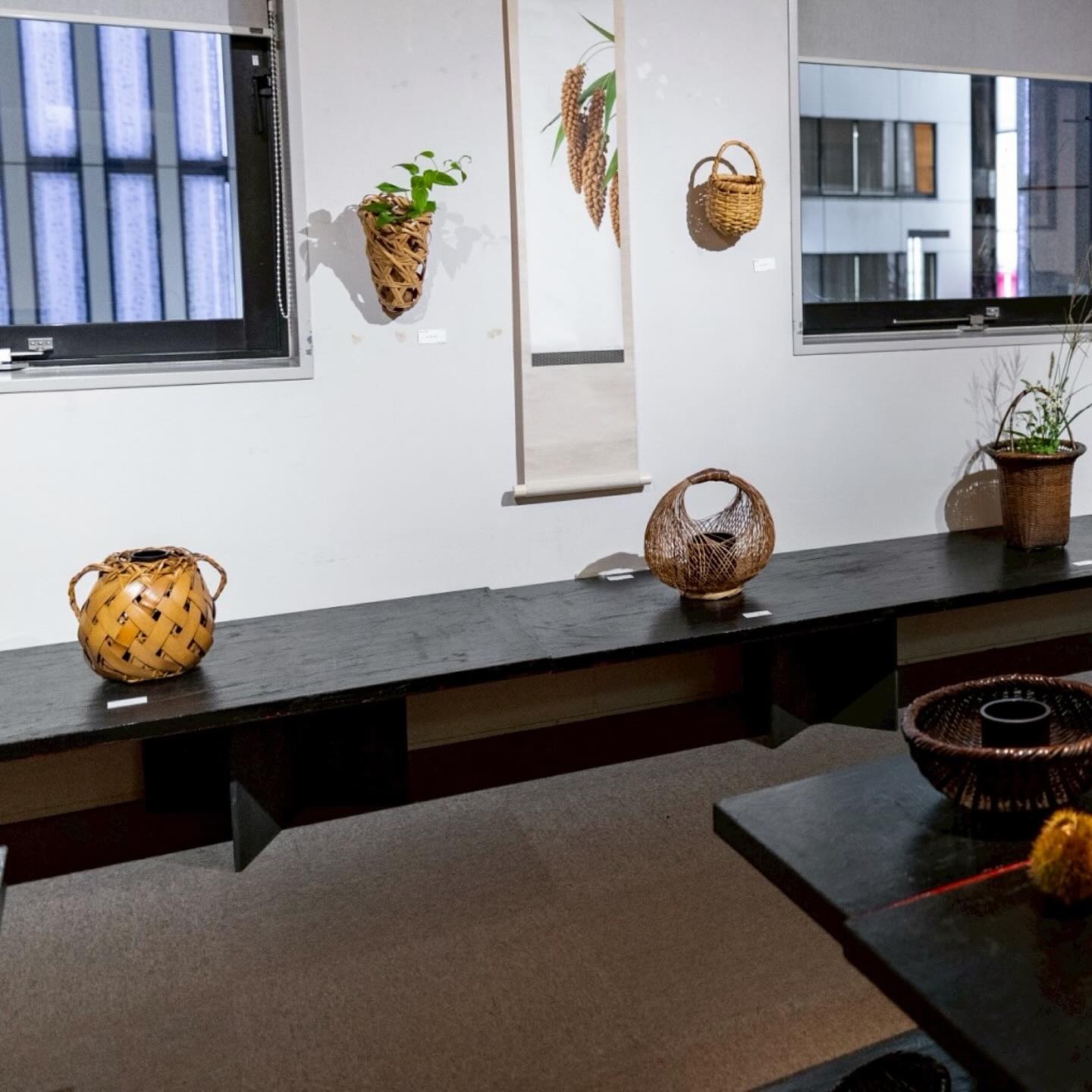 【真作】絵画　日本画　竹籠に鮎　伝統の静物美　和の味わい　和風インテリア　X17 真作】絵画 日本画 竹籠に鮎 伝統の静物美 和の味わい