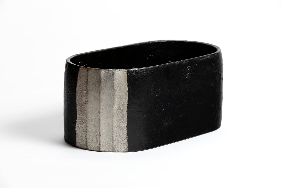 黒漆銀鎬楕円鉢 | 松崎 融