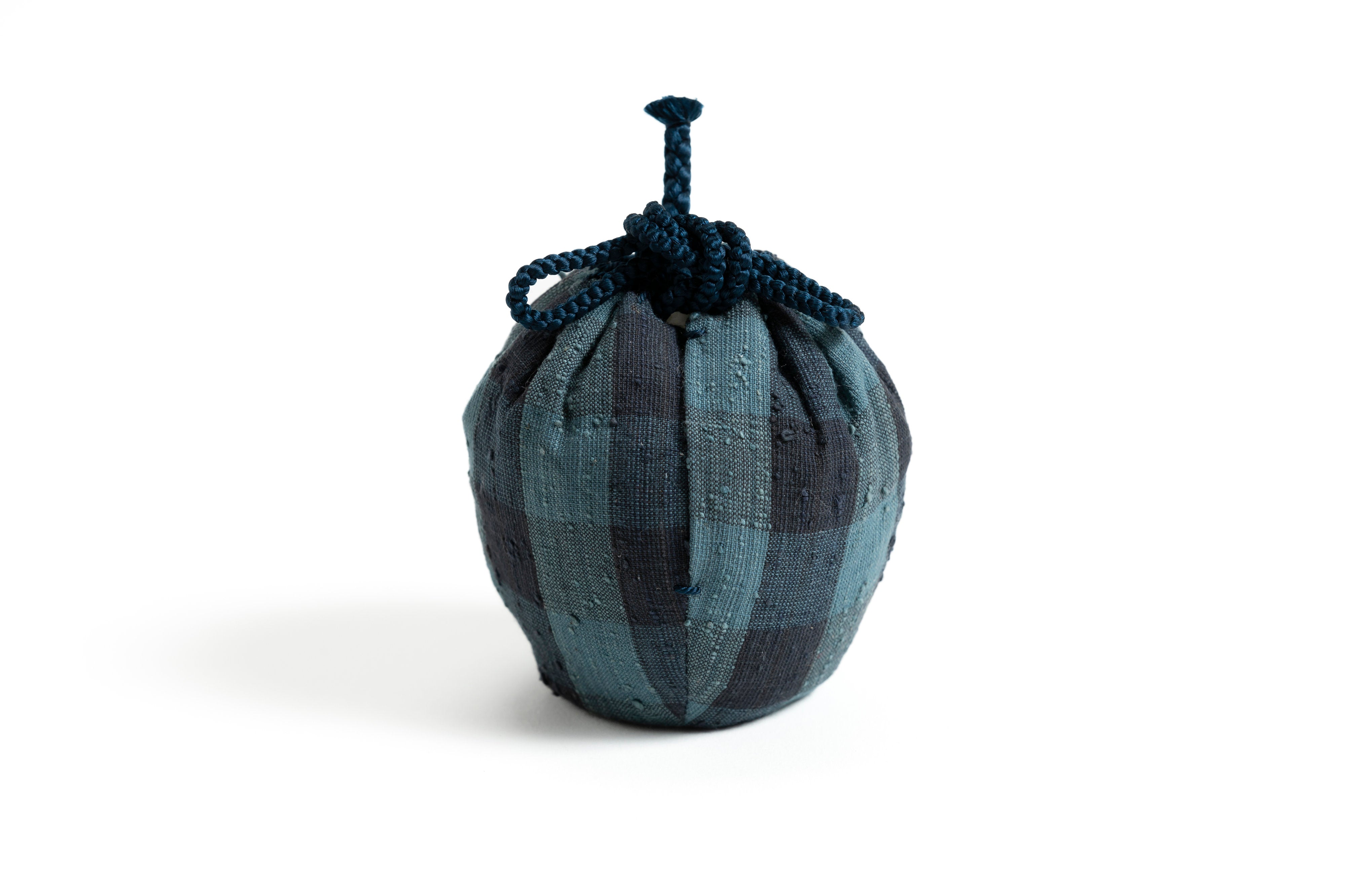 「小磯」(こいそ) 染付輪線茶入 浦野理一弁慶格子仕覆／裏:松葉文江戸小紋 | 山田 英幸