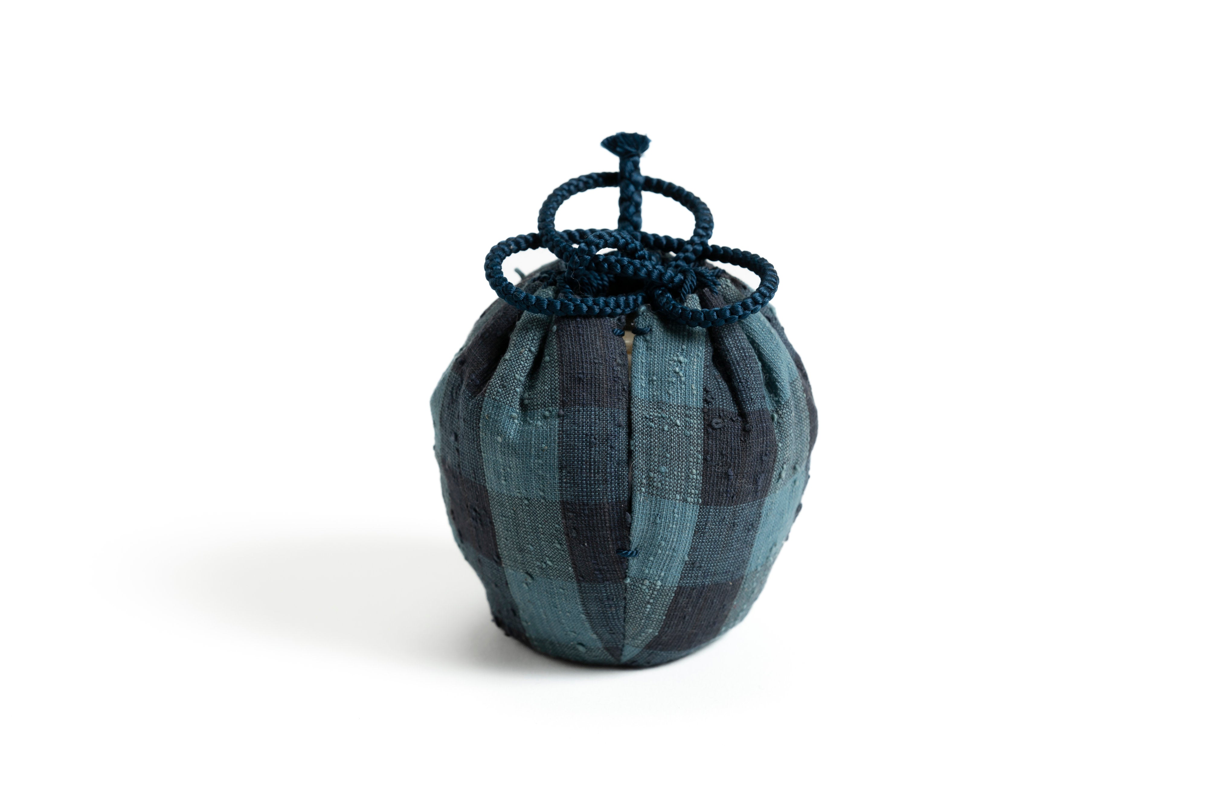 「小磯」(こいそ) 染付輪線茶入 浦野理一弁慶格子仕覆／裏:松葉文江戸小紋 | 山田 英幸