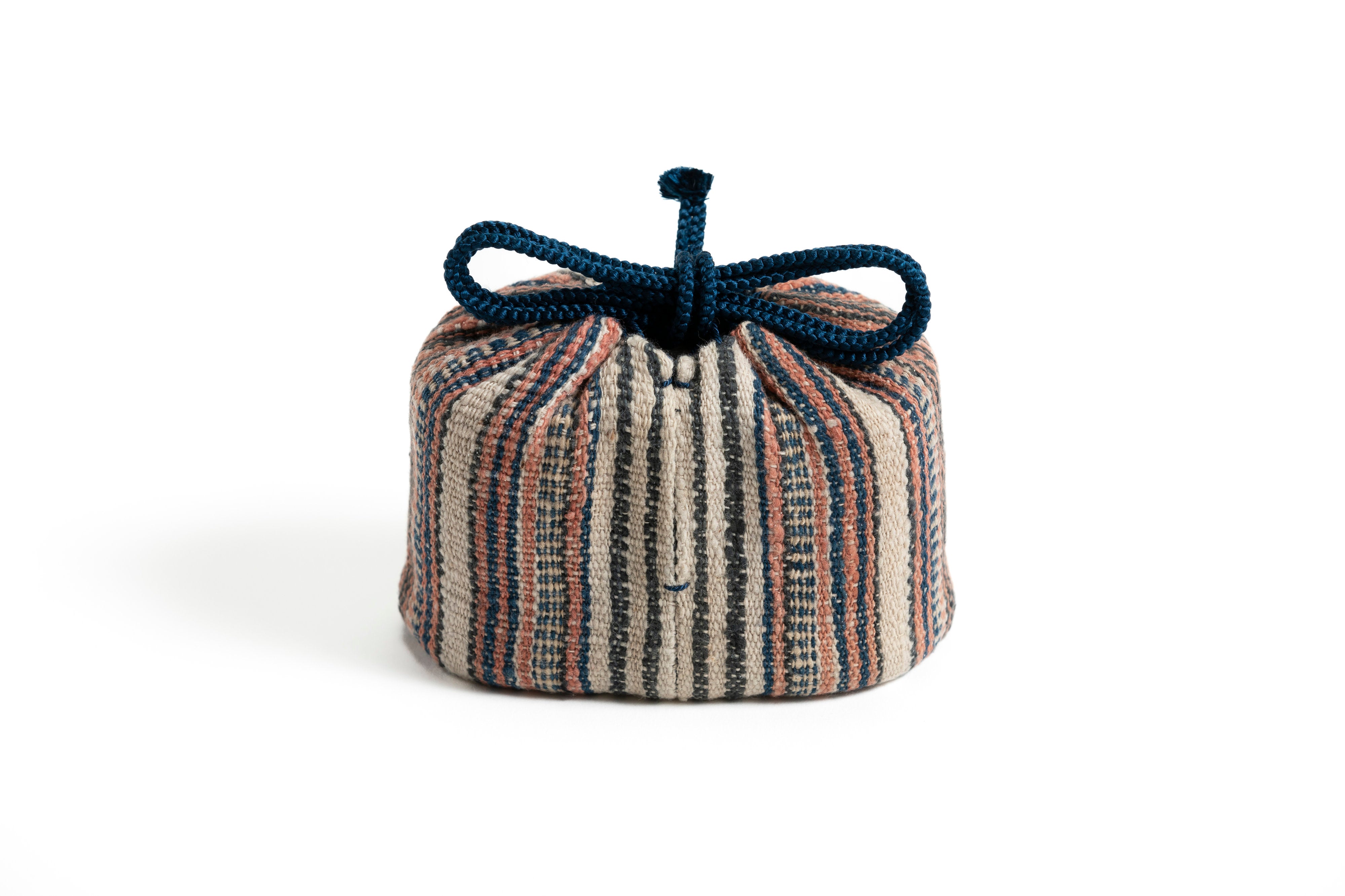 「心ばかり」曲げわっぱ小箱　ロンボク島縞織木綿仕覆／裏:藍型染木綿 | 山田 英幸