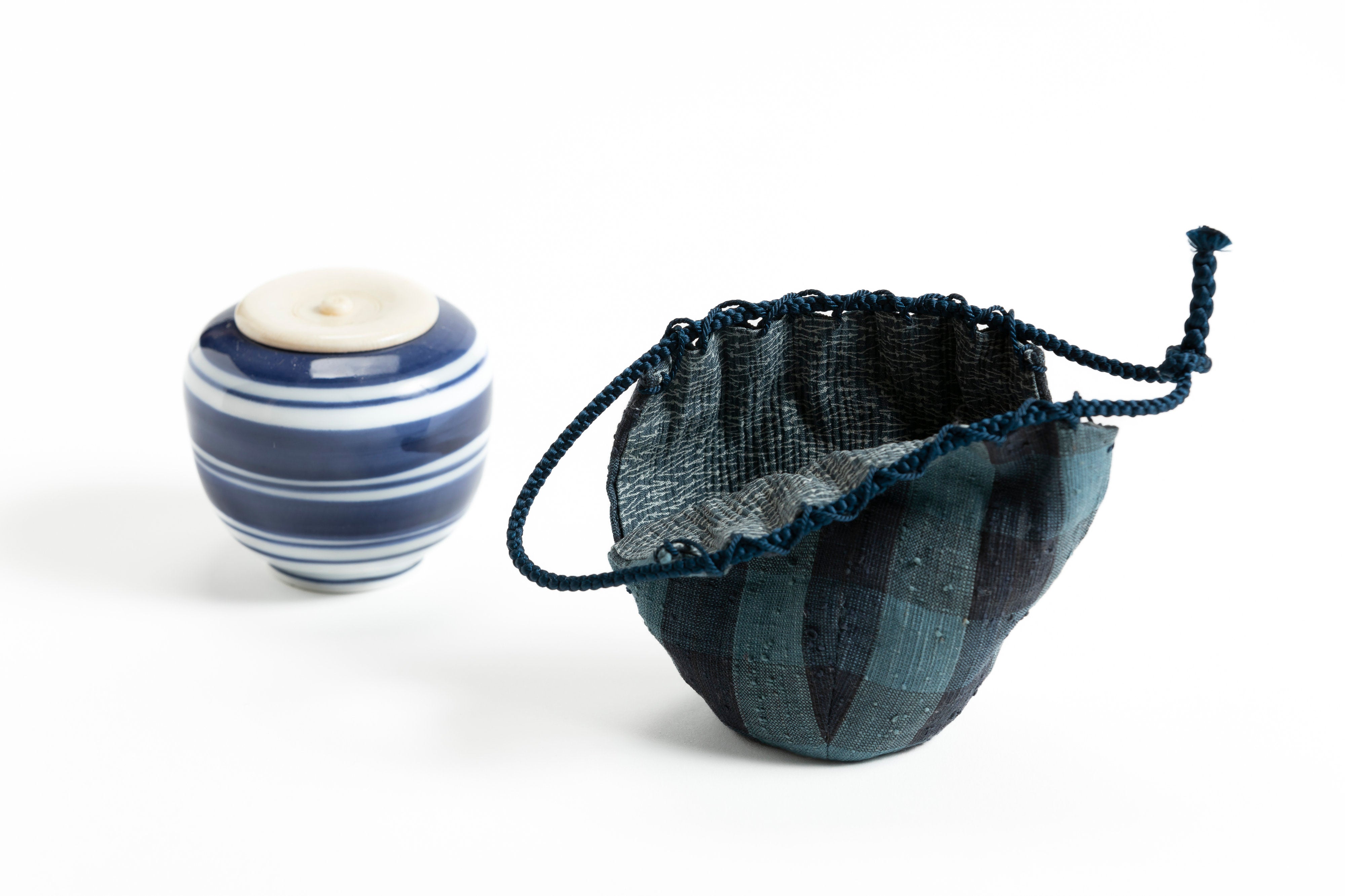 「小磯」(こいそ) 染付輪線茶入 浦野理一弁慶格子仕覆／裏:松葉文江戸小紋 | 山田 英幸