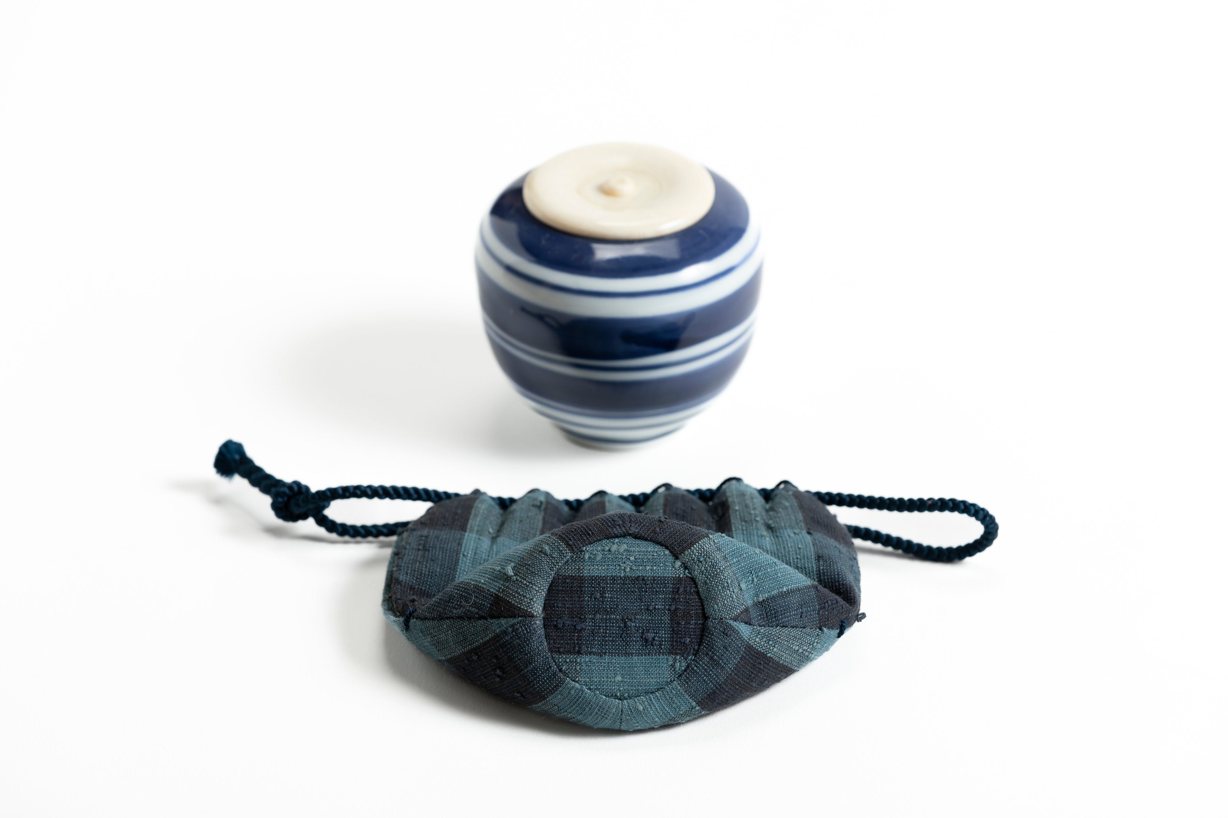 「小磯」(こいそ) 染付輪線茶入 浦野理一弁慶格子仕覆／裏:松葉文江戸小紋 | 山田 英幸