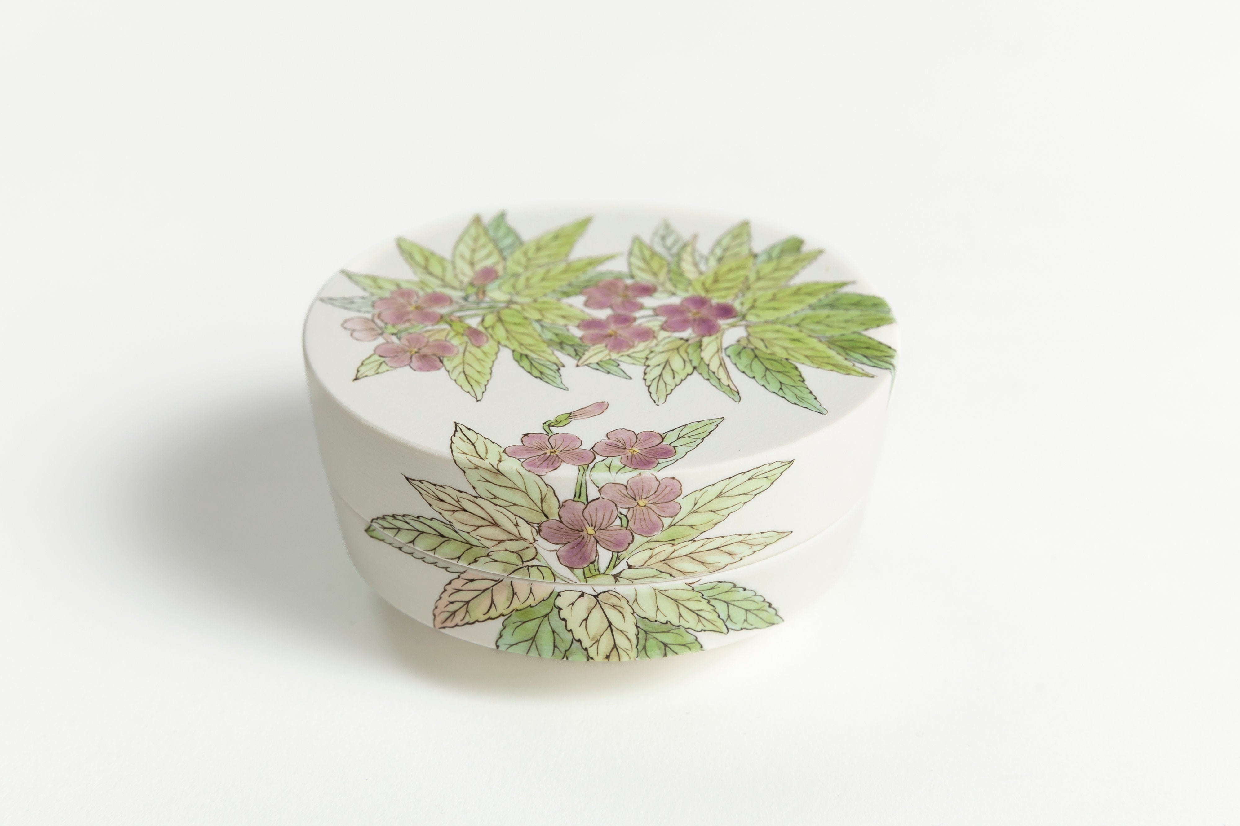 竹内 瑠璃|色絵香合「春の野にすみれ摘みにと」