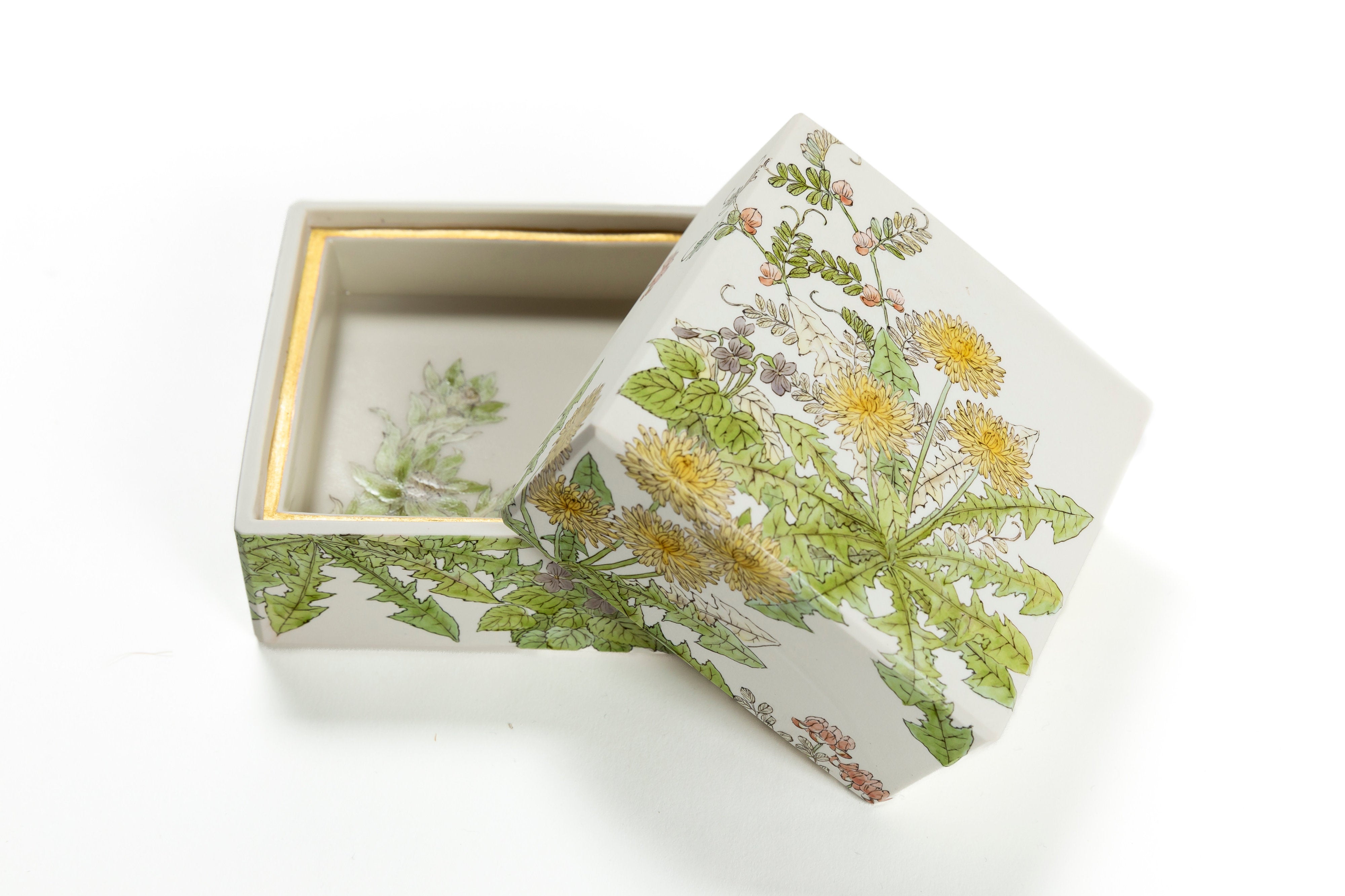 竹内 瑠璃|色絵陶箱「春野に遊ぶ」